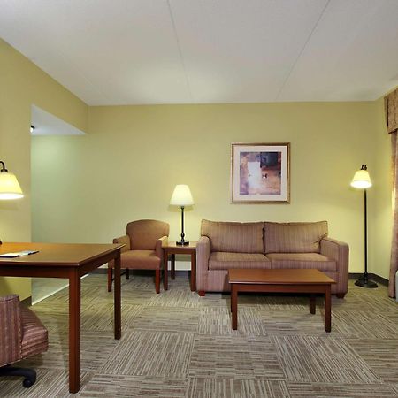 Hampton Inn & Suites Мэдисонвилл Экстерьер фото