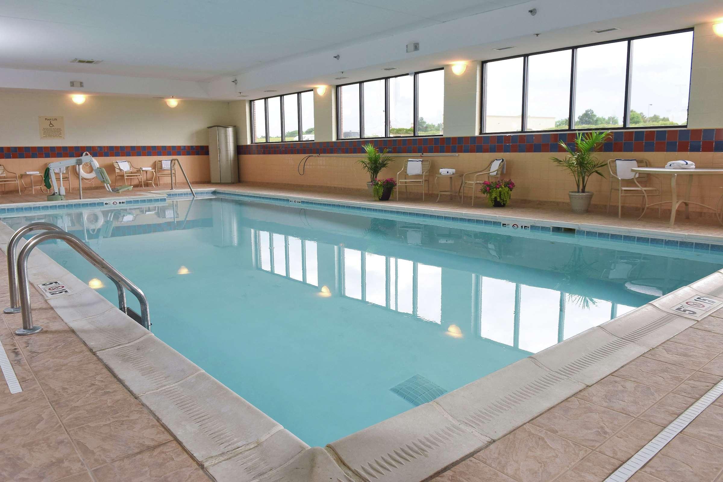 Hampton Inn & Suites Мэдисонвилл Экстерьер фото