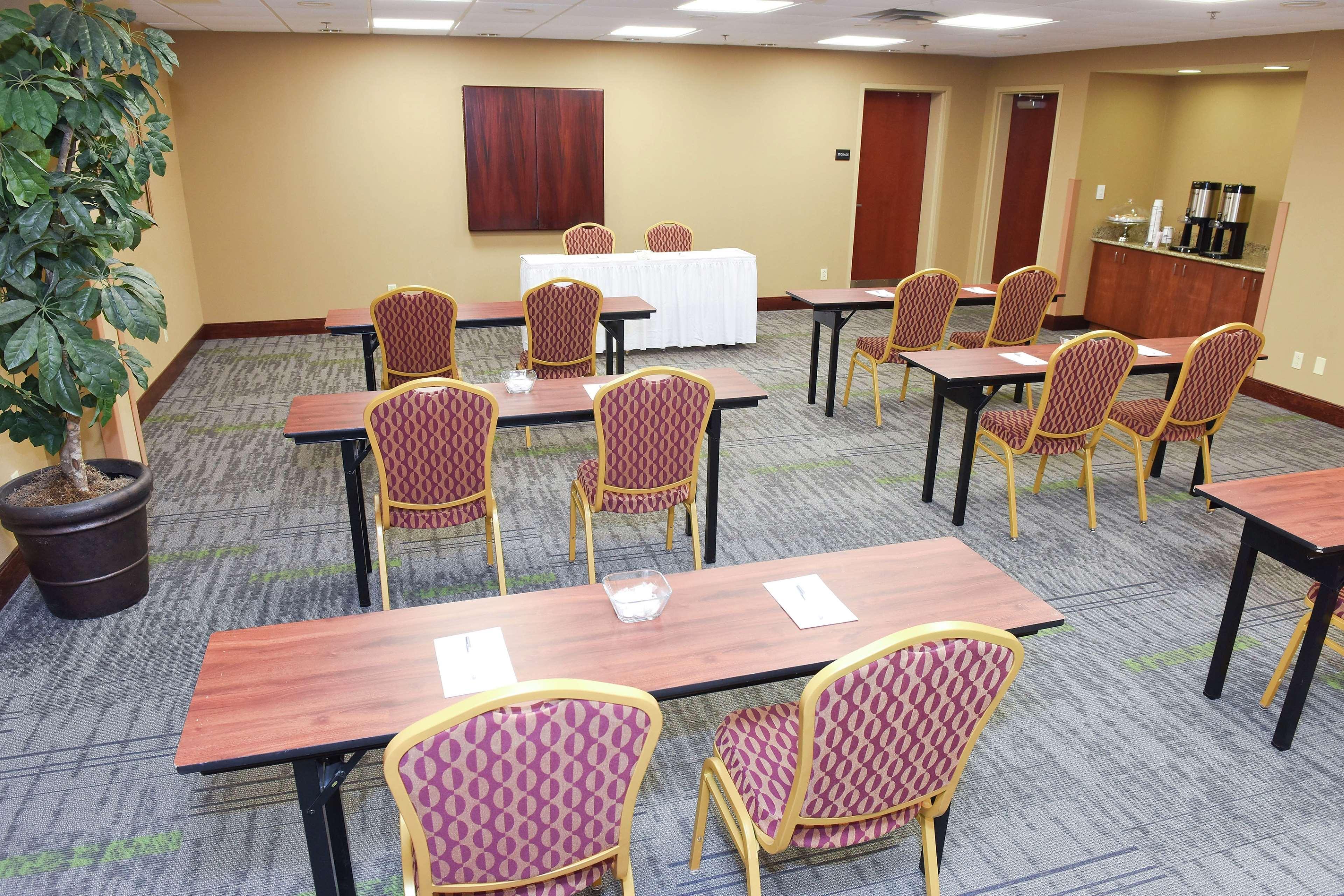 Hampton Inn & Suites Мэдисонвилл Экстерьер фото
