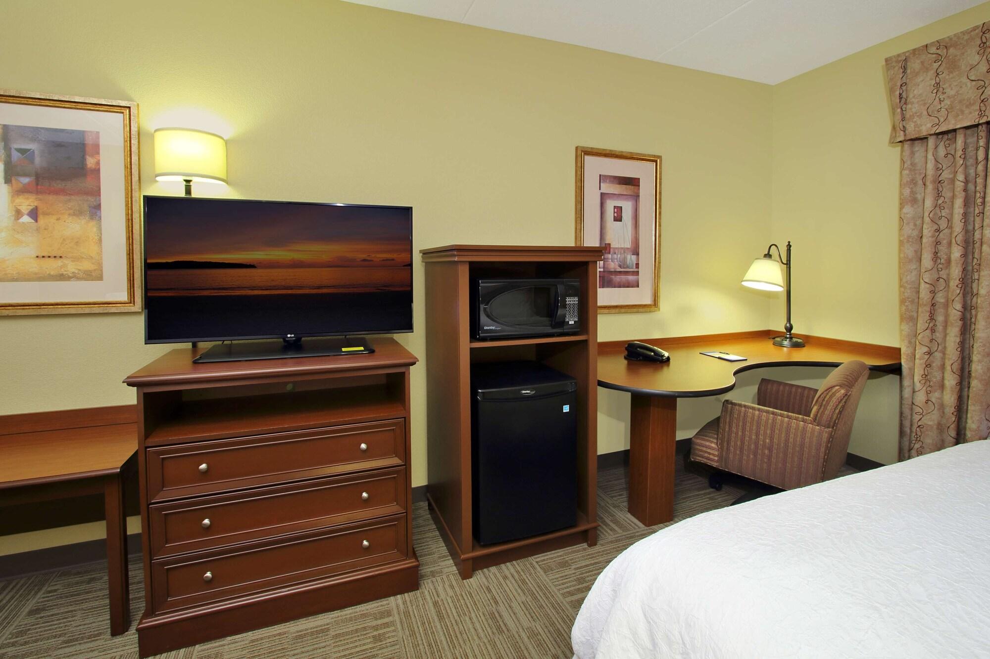 Hampton Inn & Suites Мэдисонвилл Экстерьер фото