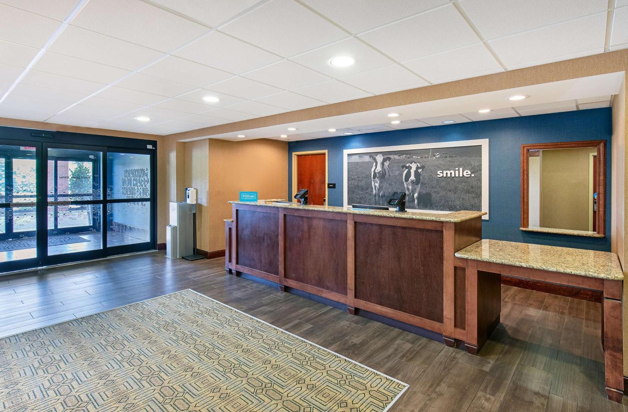 Hampton Inn & Suites Мэдисонвилл Экстерьер фото