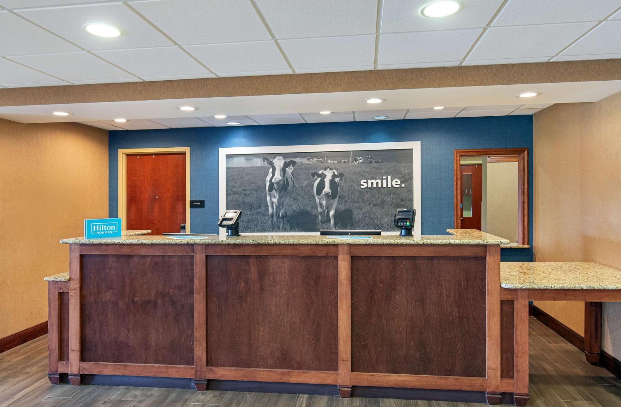 Hampton Inn & Suites Мэдисонвилл Экстерьер фото