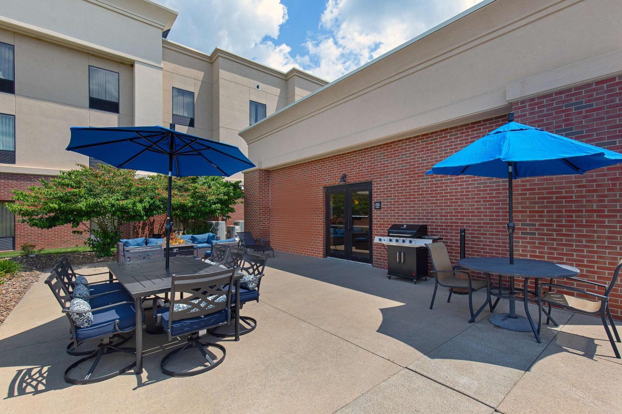 Hampton Inn & Suites Мэдисонвилл Экстерьер фото