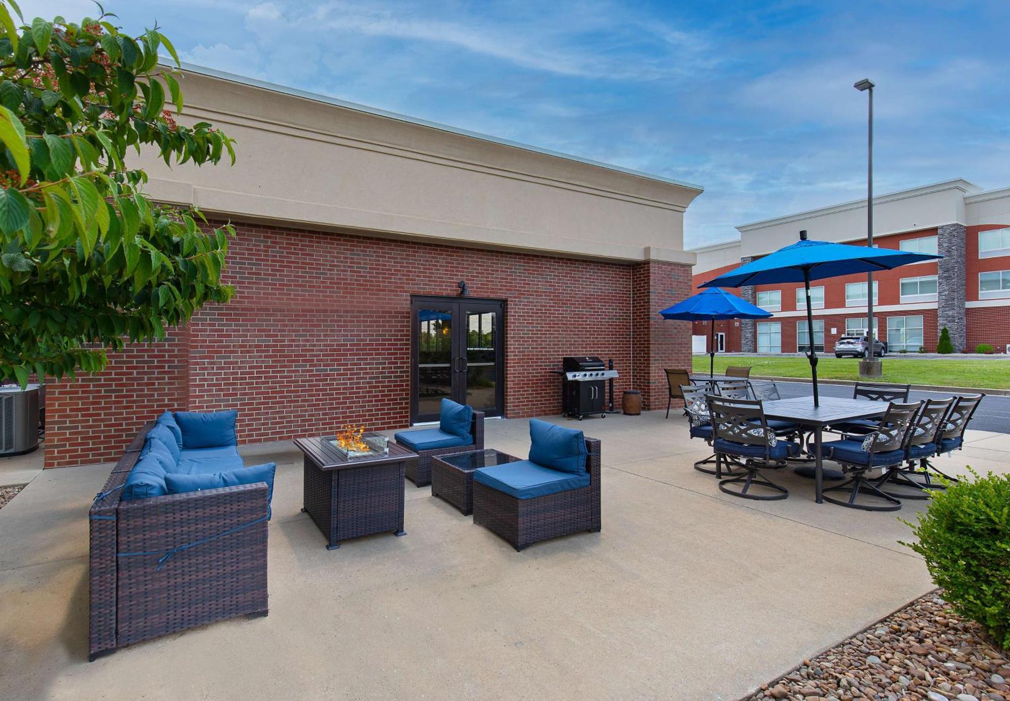 Hampton Inn & Suites Мэдисонвилл Экстерьер фото