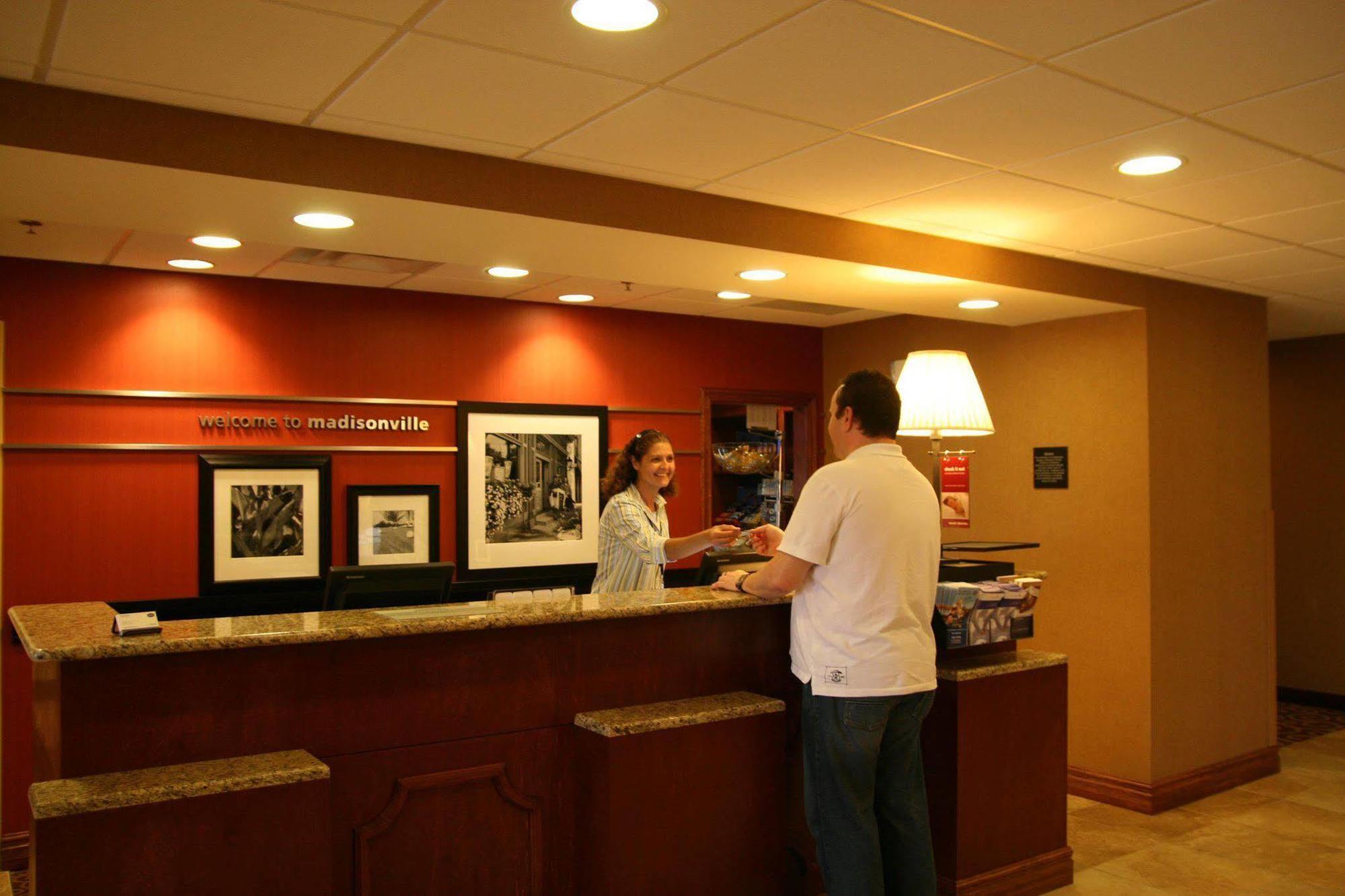 Hampton Inn & Suites Мэдисонвилл Экстерьер фото