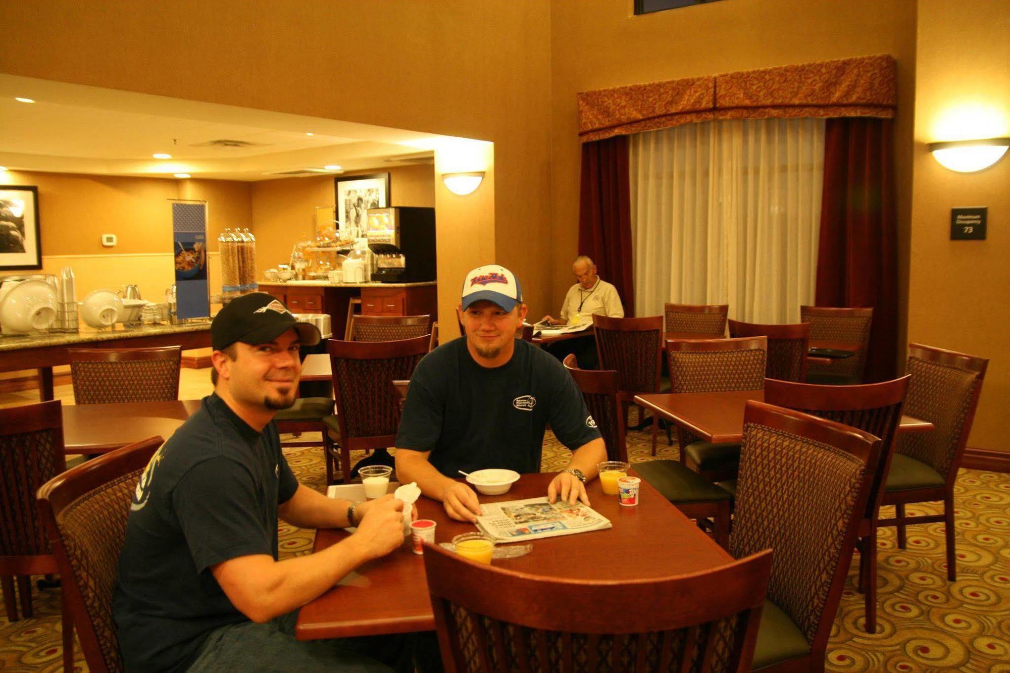 Hampton Inn & Suites Мэдисонвилл Ресторан фото