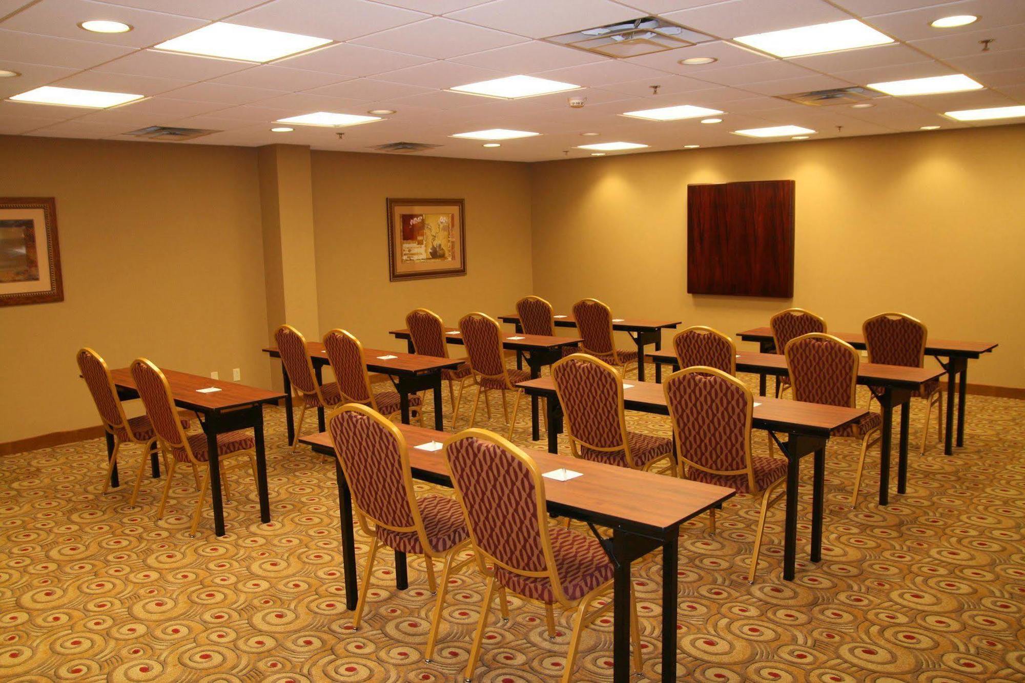 Hampton Inn & Suites Мэдисонвилл Экстерьер фото